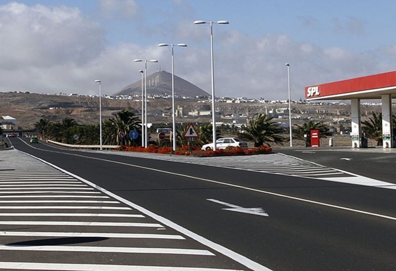 Actual carretera LZ-40, de dos carriles, que une Puerto del Carmen con las cercanías del cruce de acceso al Aeropuerto.