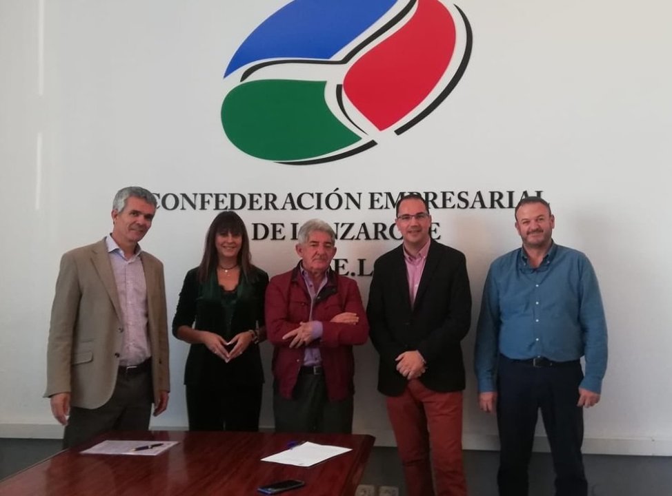 Firma de un convenio entre la CEL y Fraternidad-Muprespa.