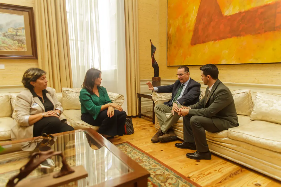 Olivia Duque y Rita Hernández Parlamento con el consejero de Educación.