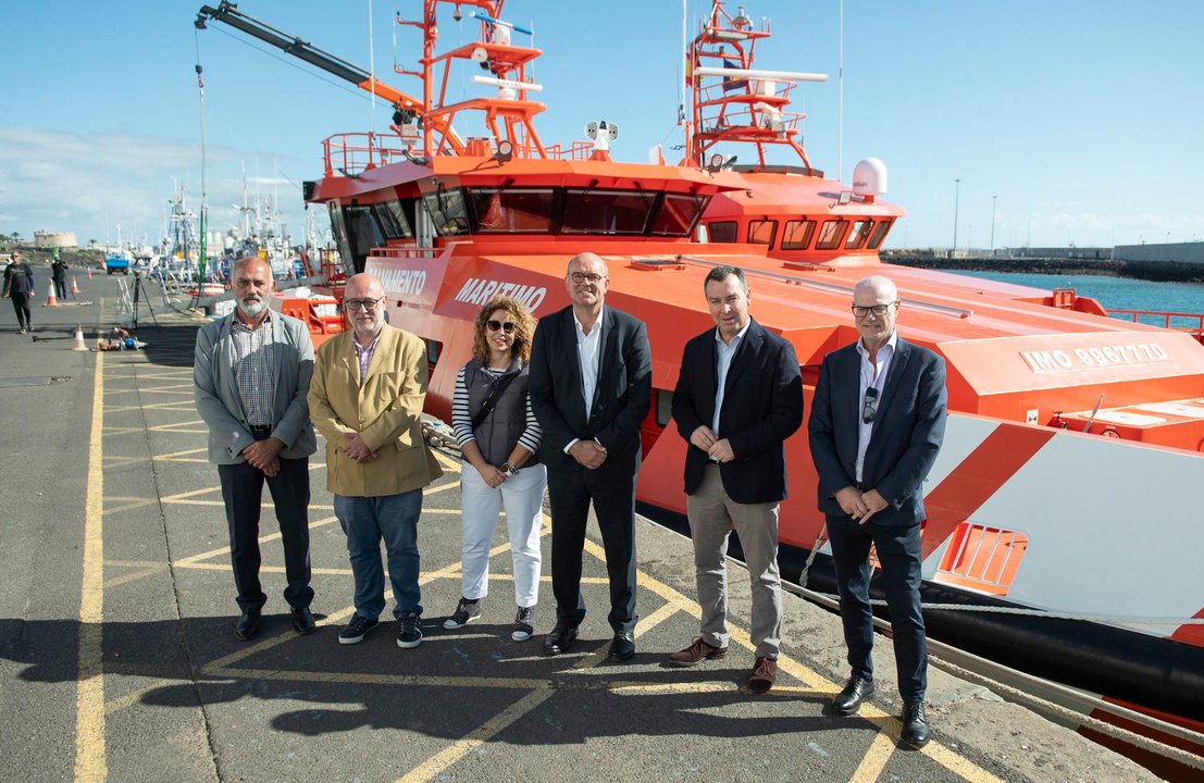 El director general de la Marina Mercante, el director de Salvamento Marítimo y el delegado del Gobierno en Canarias, Anselmo Pestana, visitaron en Puerto Naos a la 'Guardamar Urania'.