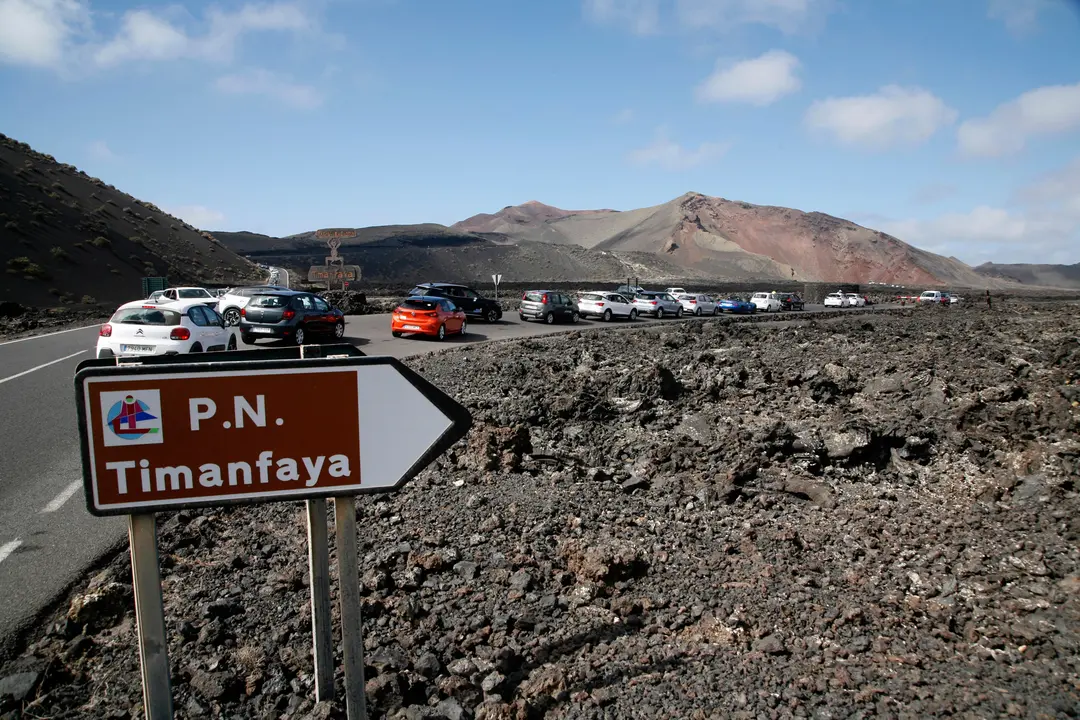 Colas de coches en las Montañas del Fuego. Foto JL Carrasco.