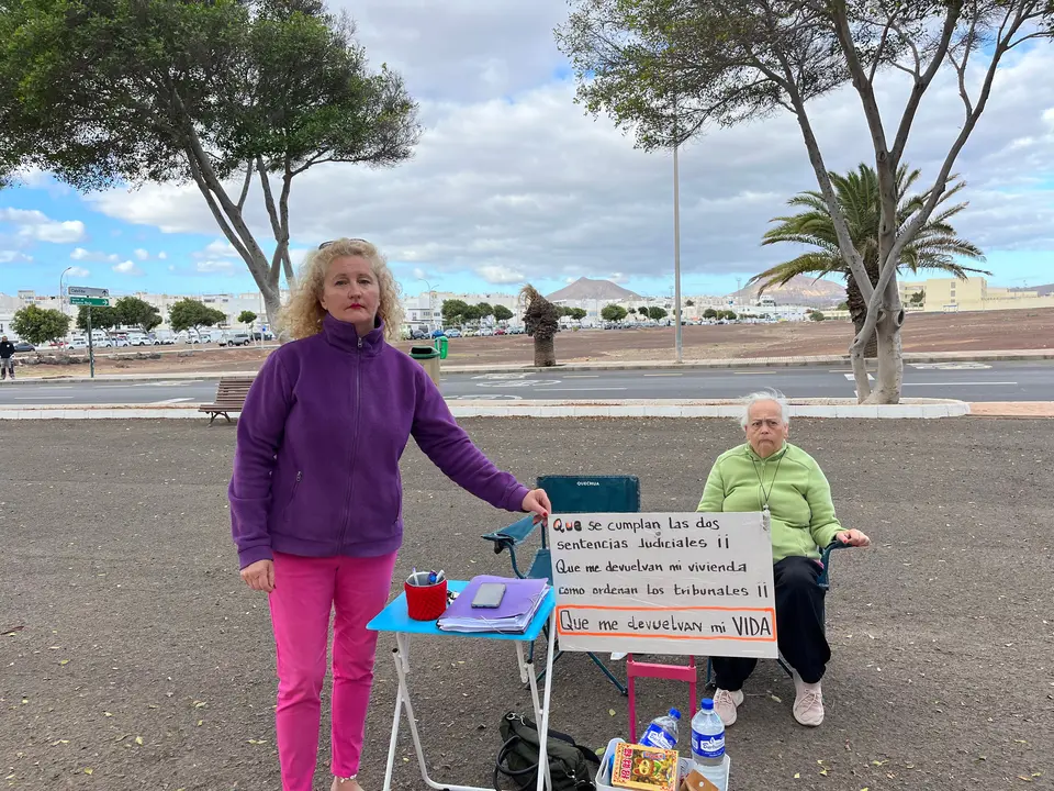 Dolores Campos se manifiesta frente a los Juzgados de Arrecife.