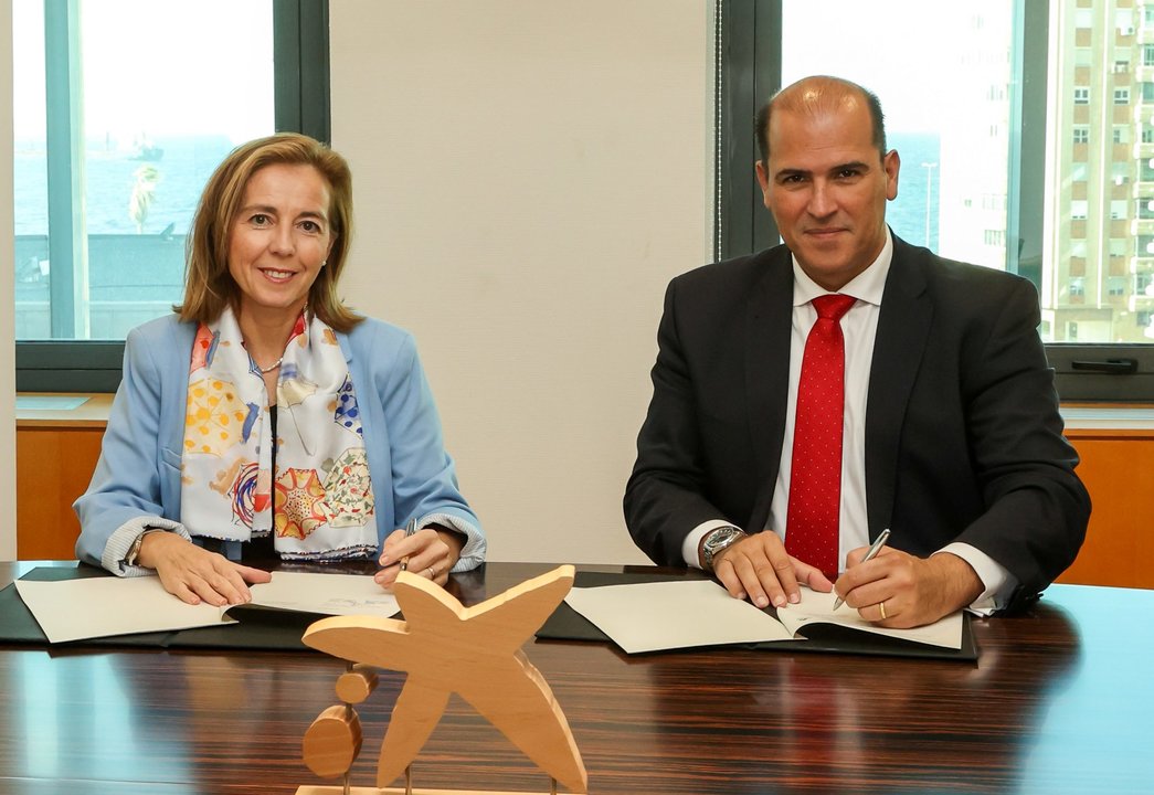Susana Pérez, presidenta de la FTL, y Manuel Afonso, director territorial de CaixaBank en-Canarias.