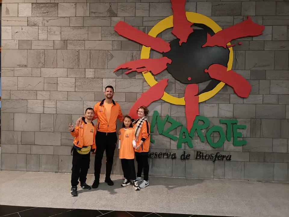 Nadadores de Creciendo Yaiza en el Aeropuerto.