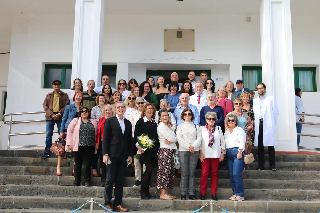 Foto de familia de los profesionales de la salud jubilados.