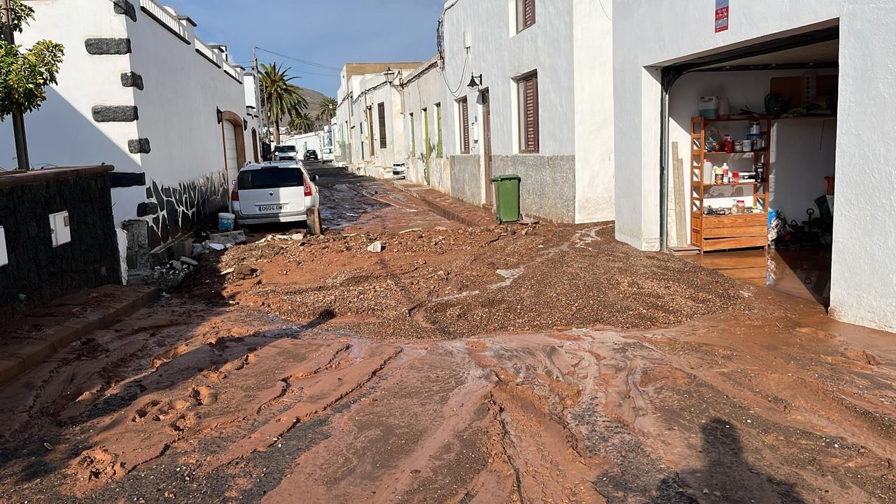 Barro acumulado en una calle de Haría tras las lluvias.