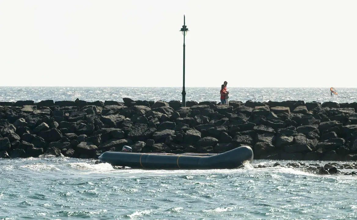 Neumática llegada a Costa Teguise. Foto EFE, Adriel Perdomo.