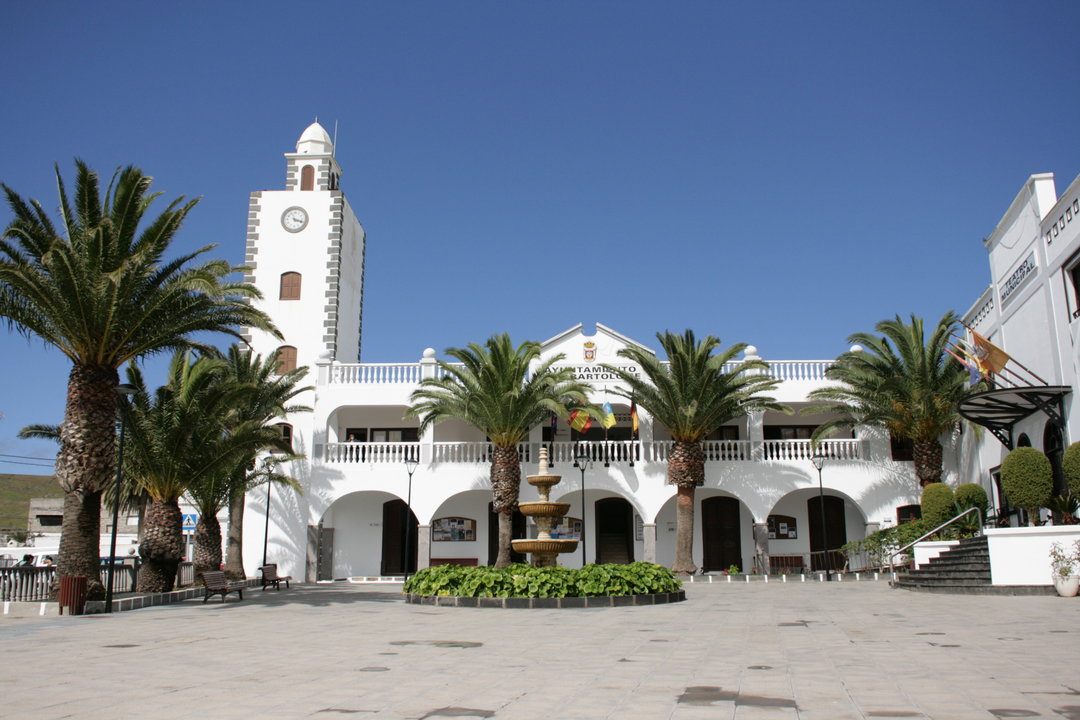 Fachada del Ayuntamiento de San Bartolomé.