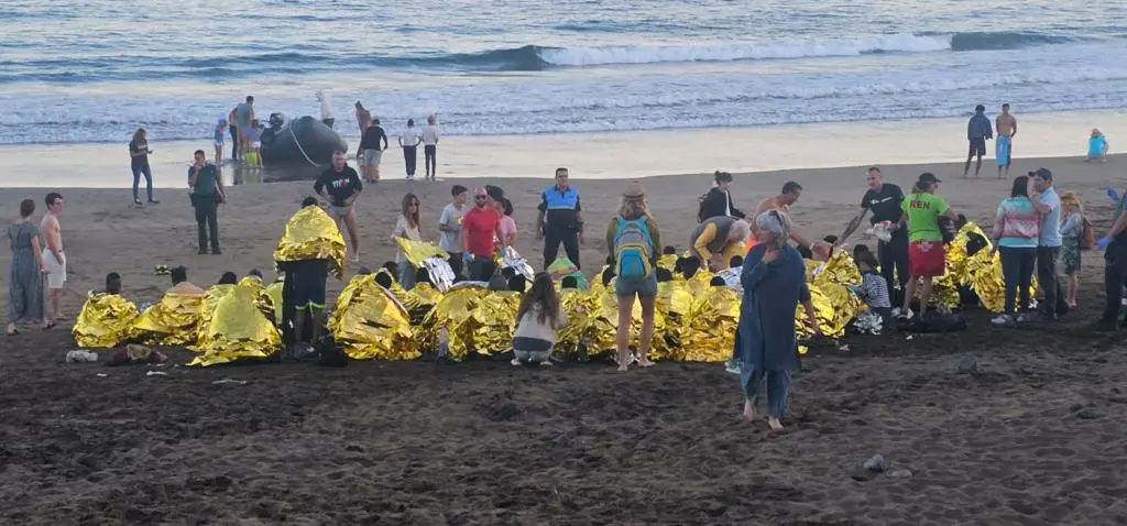 Personas migrantes desembarcadas en la Playa de La Garita.