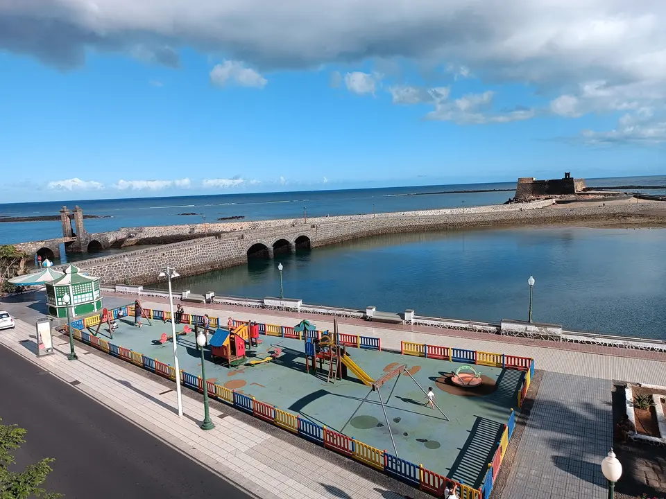 Puente del Muelle Grande y, detrás, el Puente de las Bolas.