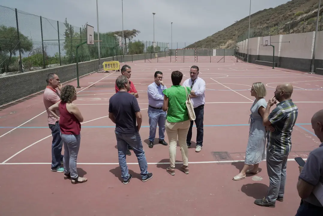 Poli Suárez durante una visita a centros públicos de Arucas, en gran canaria.