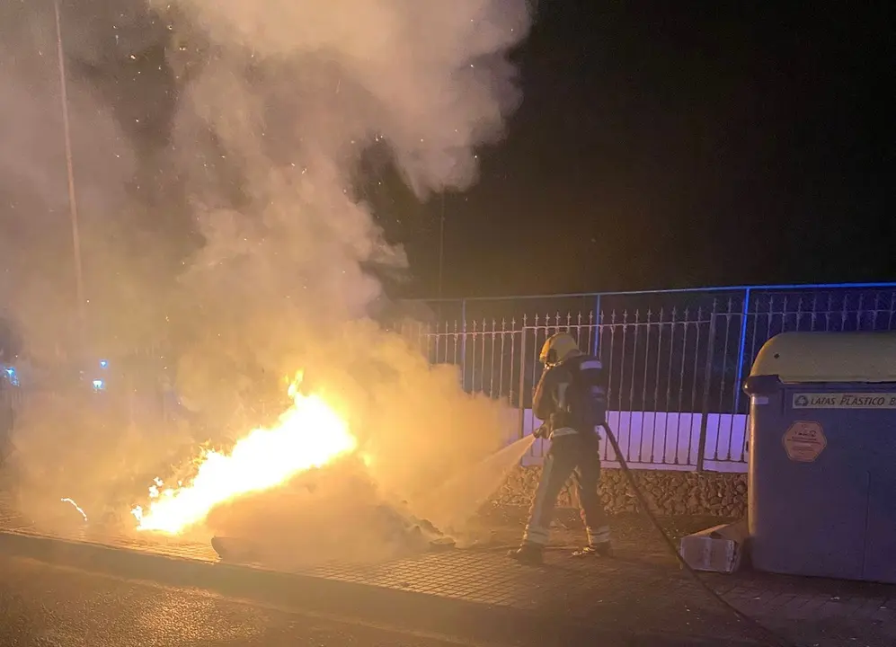 Contenedores ardiendo en Playa Blanca.