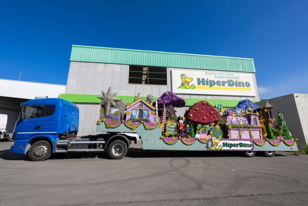 Carroza de HiperDino participante en la Cabalgata de Reyes de Puerto del Rosario.