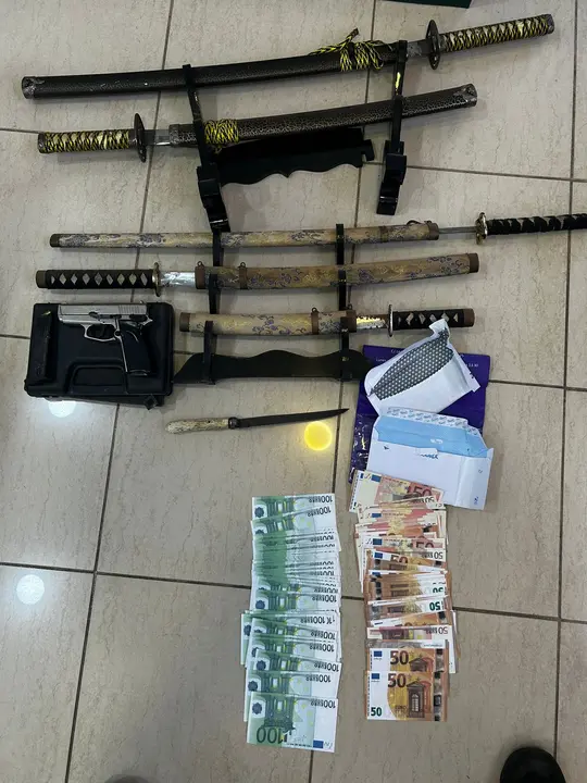 Catanas y dinero falsificado, incautados por la Policía Local de Arrecife.