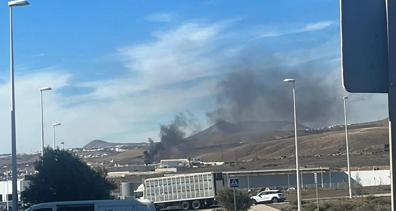 Incendio contenedores en Playa Honda.