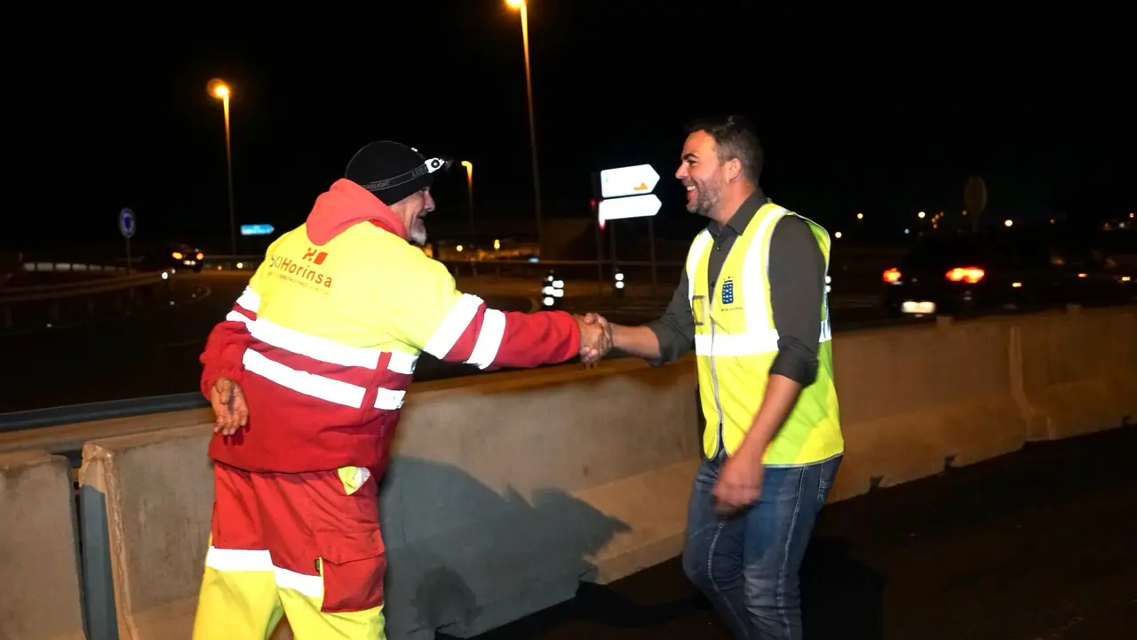 Jacobo Medina visita la obra del nuevo carril de entrada.