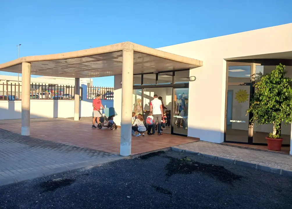 Primer día de clases en la Escuela de Playa Blanca.