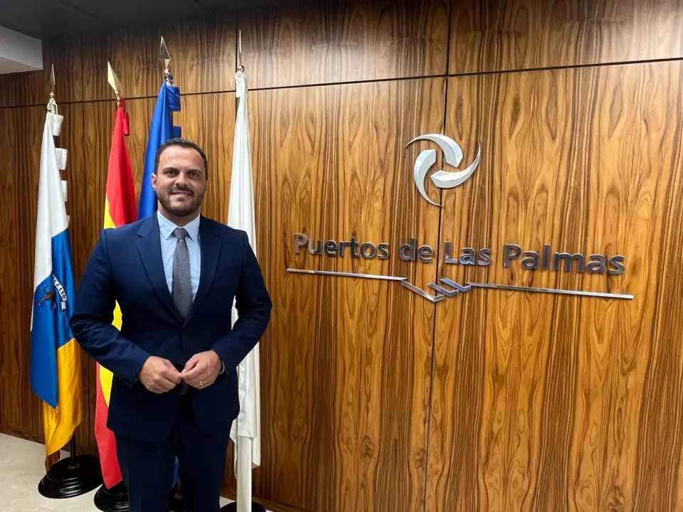 El alcalde de Arrecife, Yonathan de León, tras una reunión del consejo en  la sede de la  Autoridad Portuaria de Las Palmas.