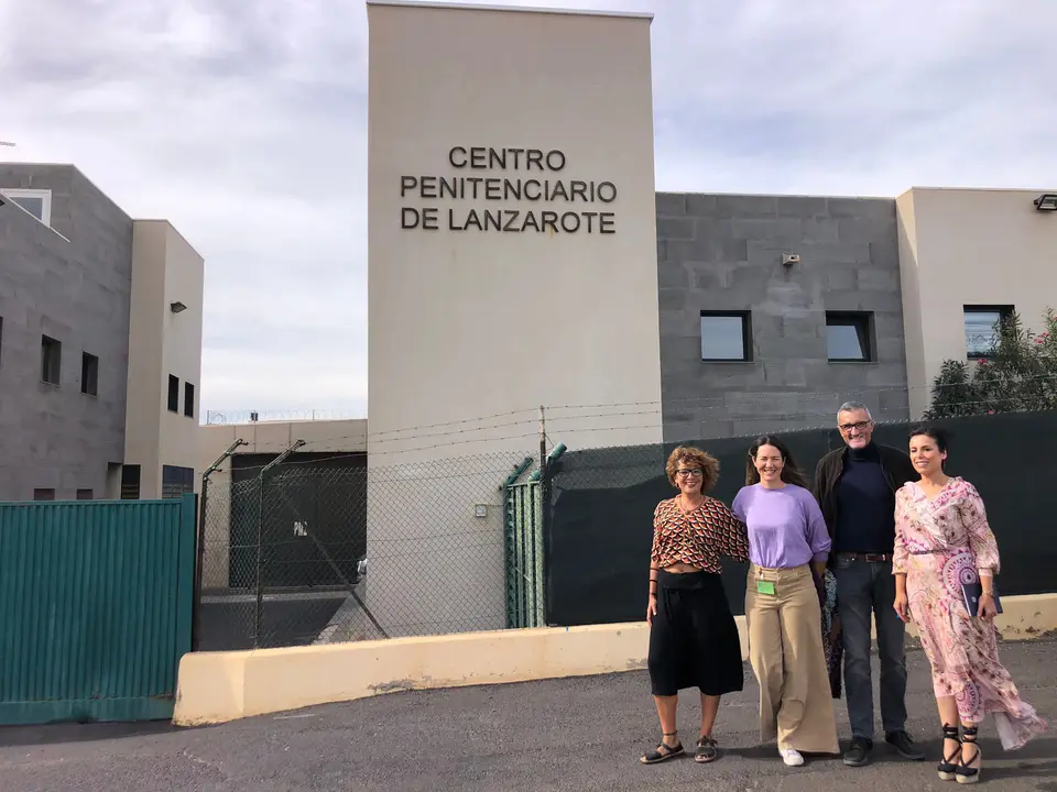 Marci Acuña con personal del centro penitenciario de Tahíche.