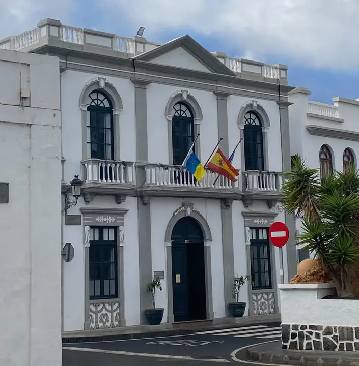Fachada Ayuntamiento de Haría.