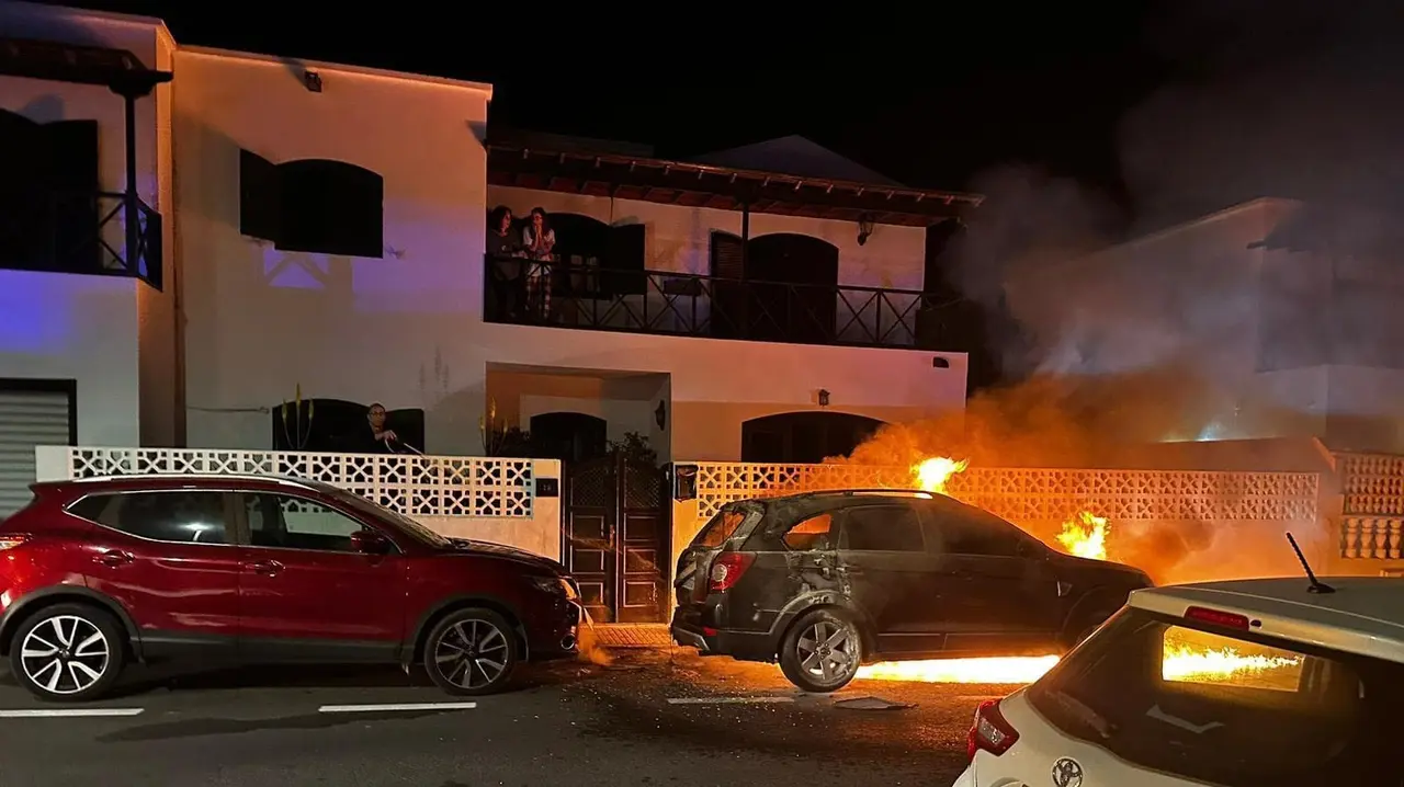 Quema de vehículos en Playa Honda.