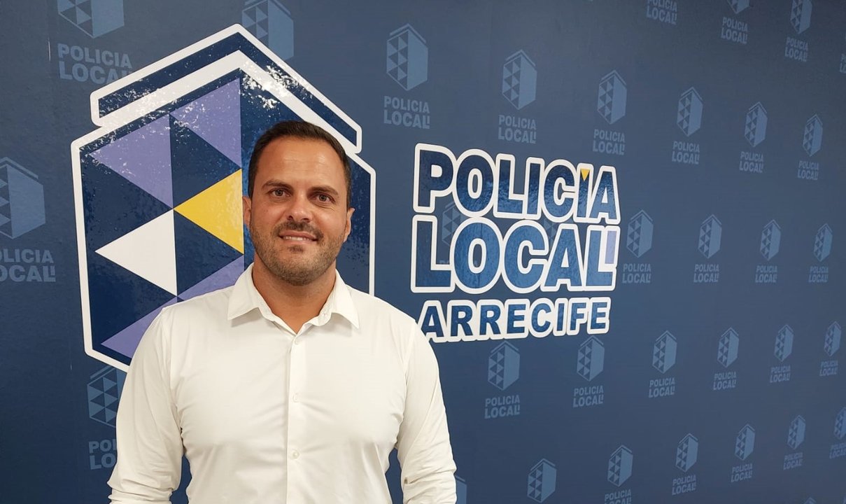 El alcalde de Arrecife, Yonathan de León, y titular de la Policía Local, en la sede del Cuerpo de la Policía Local.