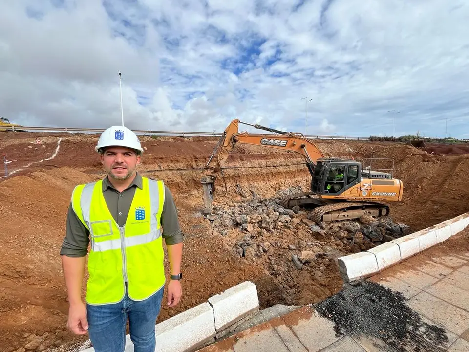 El vicepresidente y consejero de Obras Públicas, Jacobo Medina, en el paso inferior de Playa Honda.