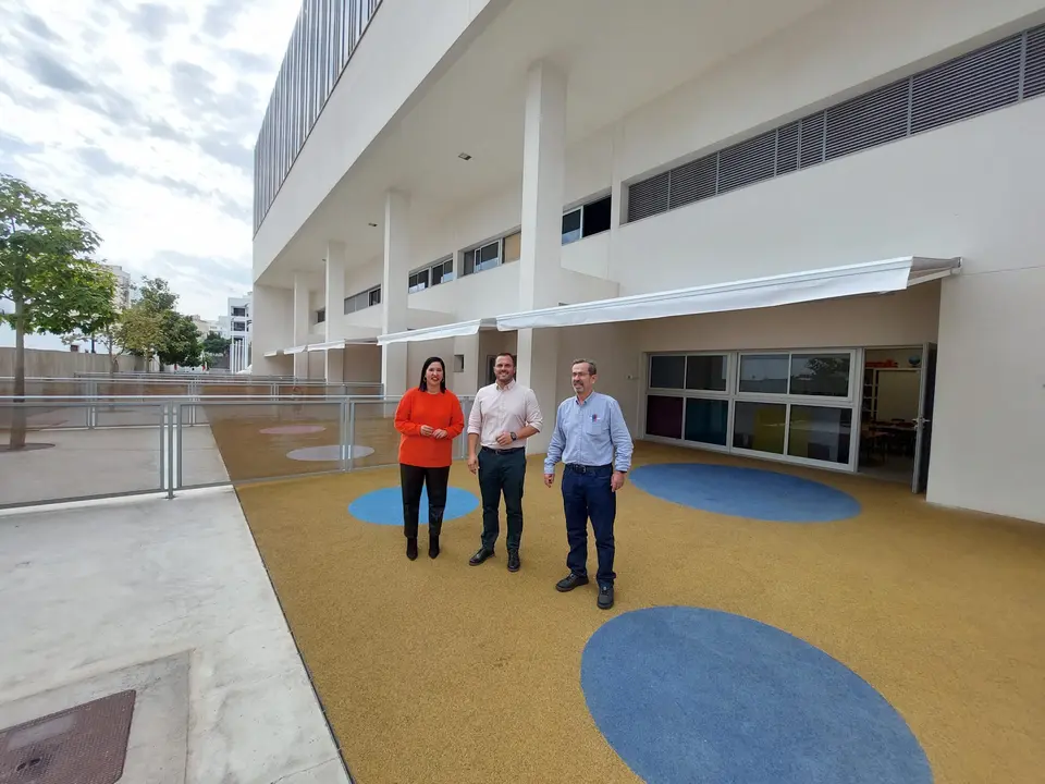 Visita del alcalde y la concejal de Educación al CEIP La Destila.