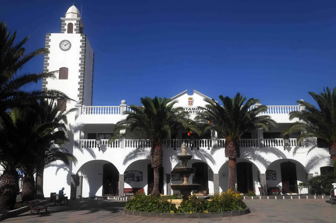 Fachada Ayuntamiento San Bartolomé.