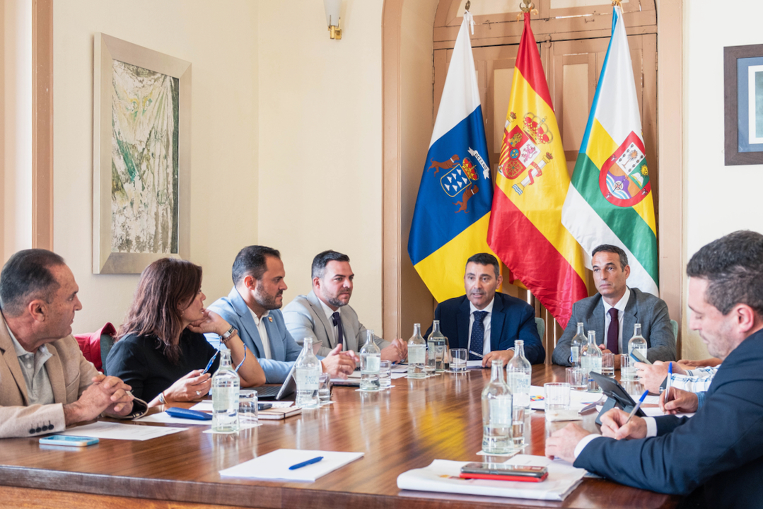 Mesa de Alcaldías en Haría.