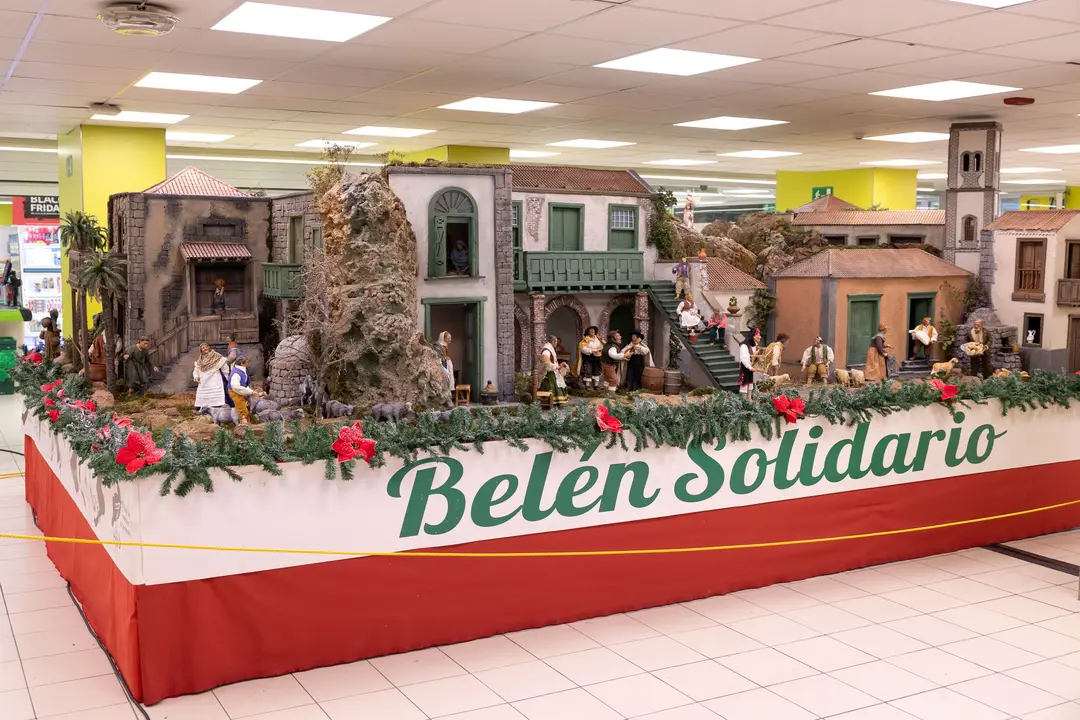 Belén Solidario de HiperDino y de la Fundación DinoSol instalado en el exterior de la tienda HiperDino Tomé Cano .