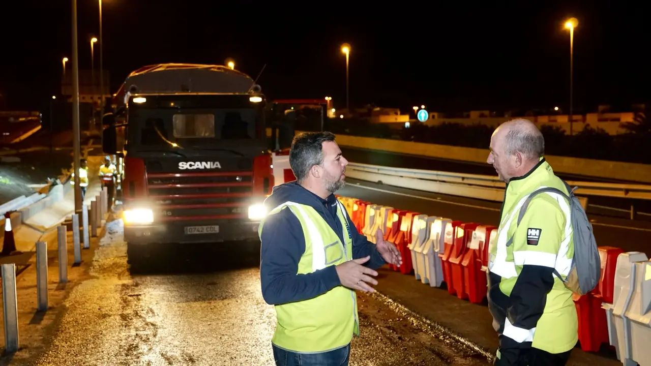 El vicepresidente, Jacobo Medina, en la obra del carril de acceso.