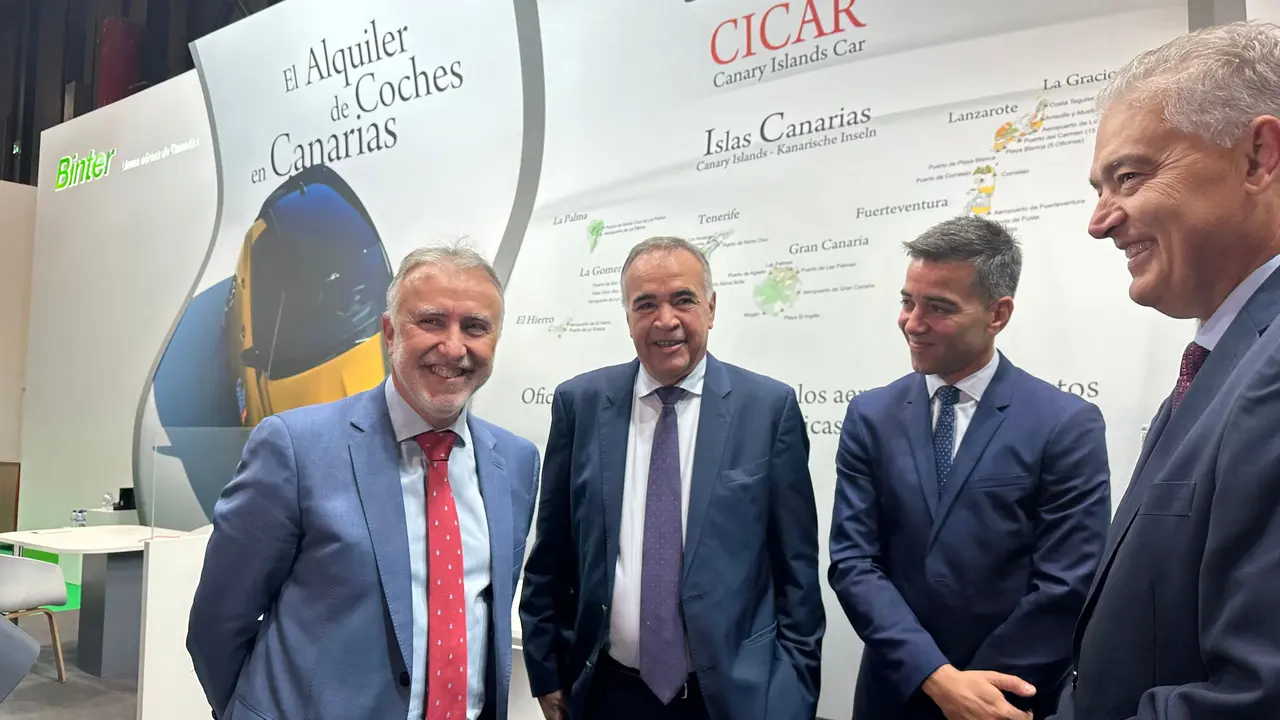 Visita al stand de CICAR del ministro Ángel Víctor Torres.