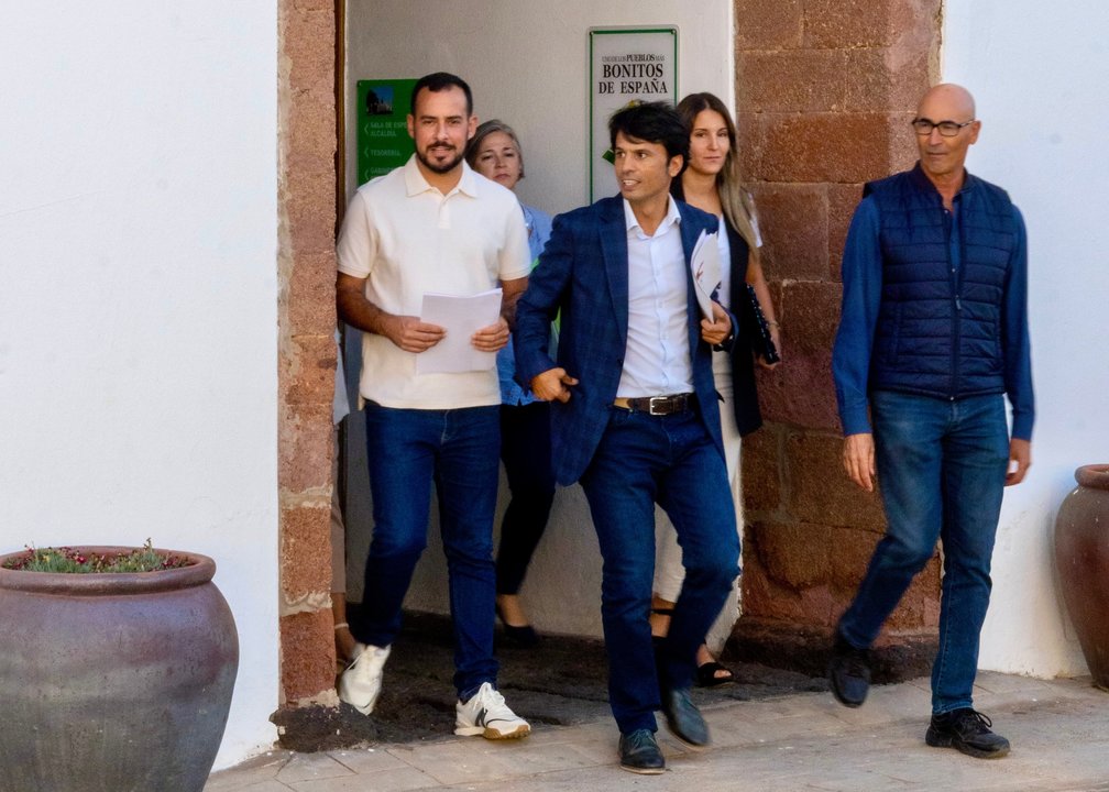 Marcos Bergaz junto a concejales PSOE en Teguise.
