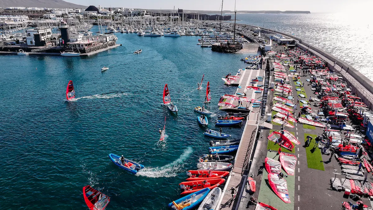 Los más de 200 participantes en el puerto de Marina Rubicón.