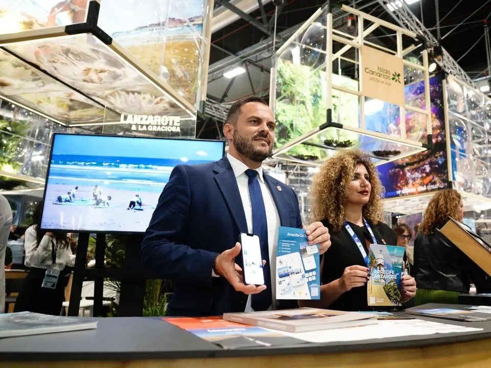 Presentación de la guía turística de Arrecife. El alcalde y la concejala de Turismo la muestran a los agentes turísticos durante FITUR.