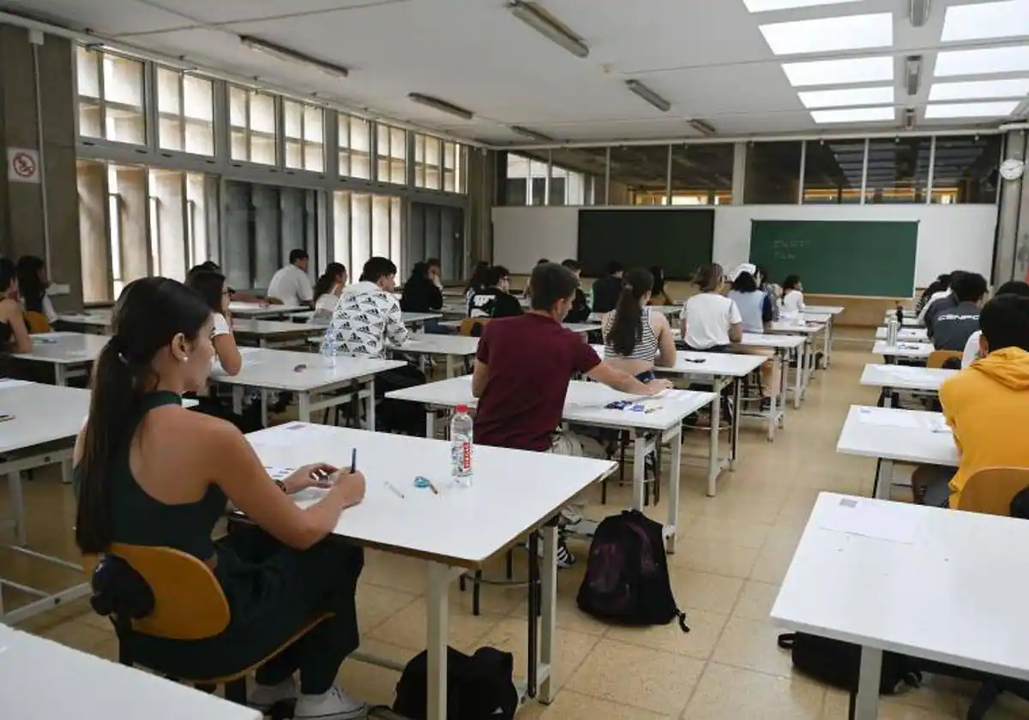 Estudiantes canarios realizando exámenes PISA. Imágen: Canarias7.