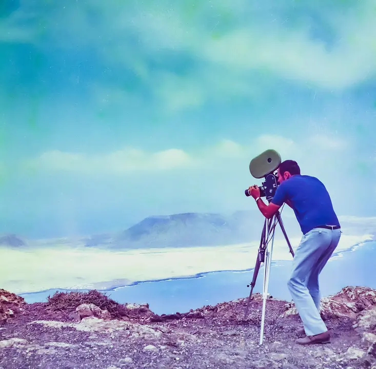 Pedro Siemens grabando La Graciosa y El Río desde lo alto de El Risco.