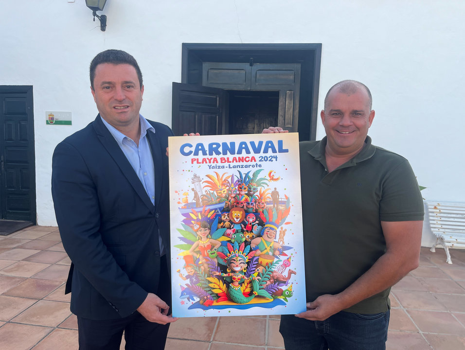 El alcalde y el concejal de Festejos presentan el cartel del Carnaval de Playa Blanca 2024.