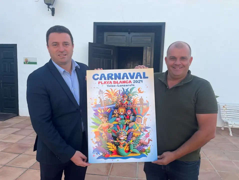 El alcalde y el concejal de Festejos presentan el cartel del Carnaval de Playa Blanca 2024.