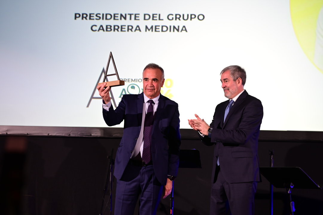Mamerto Cabrera, consejero delegado de CICAR, recibió el premio de manos del presidente de Canarias, Fernando Clavijo.