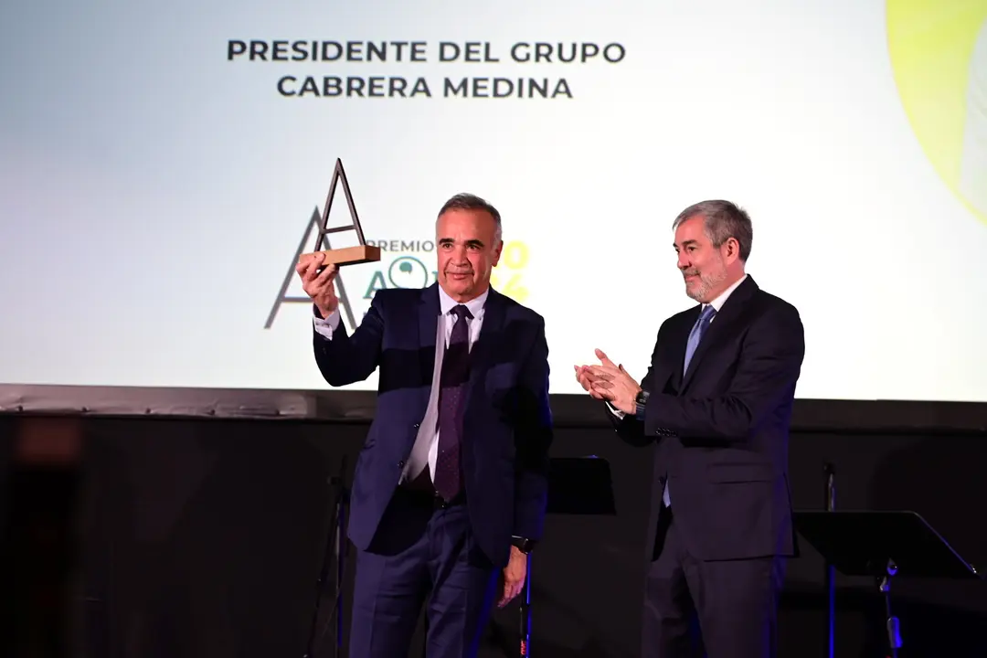 Mamerto Cabrera, consejero delegado de CICAR, recibió el premio de manos del presidente de Canarias, Fernando Clavijo.
