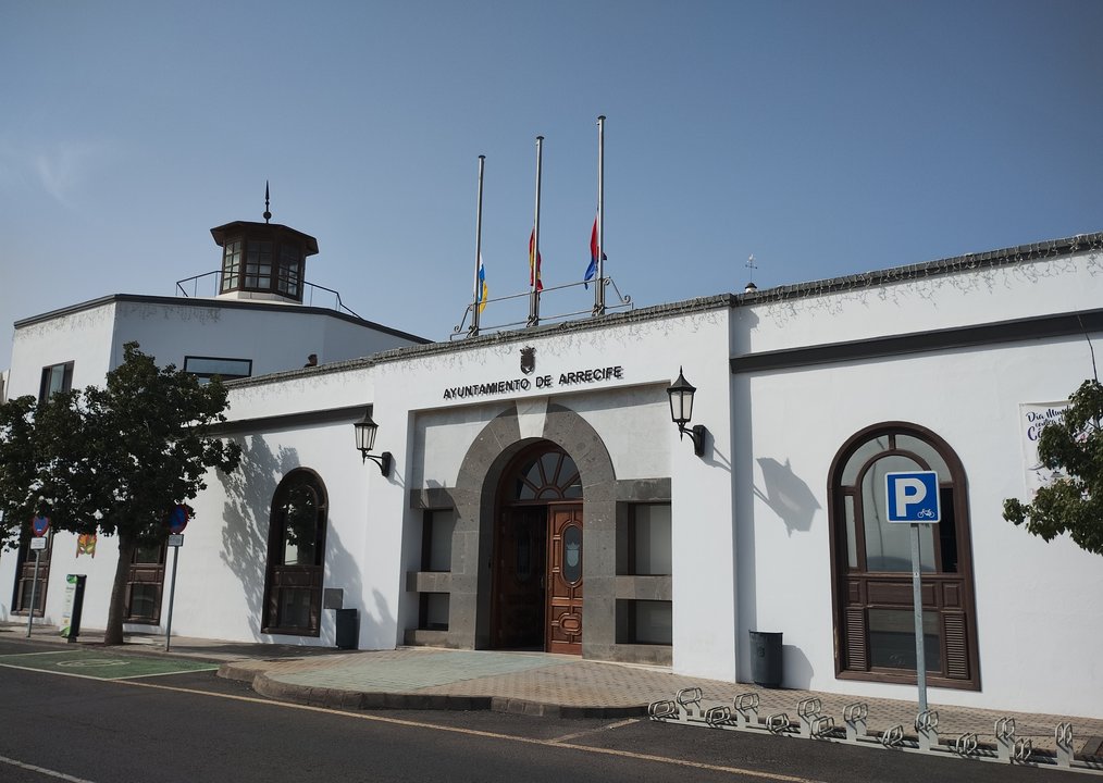 Edificio del Ayuntamiento de Arrecife. Las banderas ondean este miércoles a media asta.