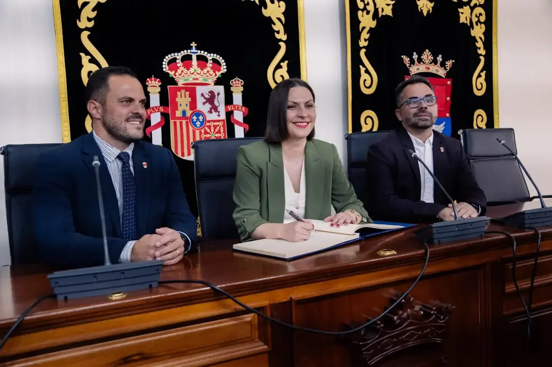 Visita oficial de la consejera de Universidades, Ciencia e Innovación, y Cultura del Gobierno de Canarias al Ayuntamiento de Arrecife. Firma en el libro de honor.