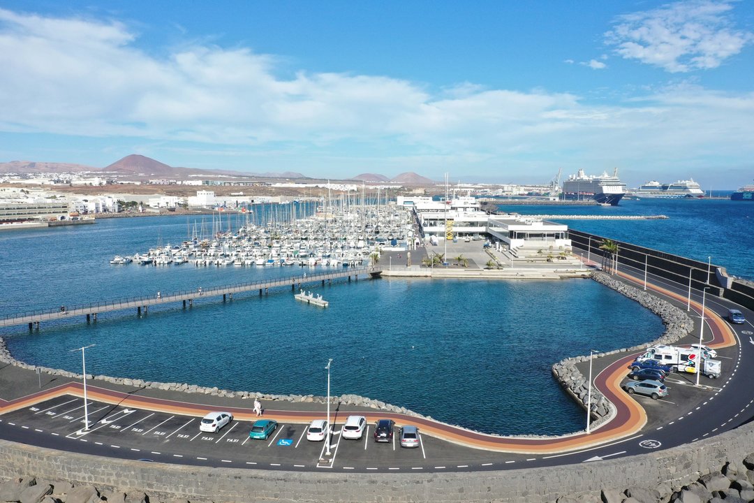 Zona portuaria de Arrecife. Barcos cruceros atracados en Naos y Los Mármoles.