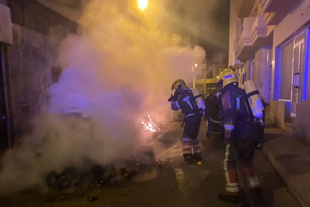 Los bomberos apagan el fuego