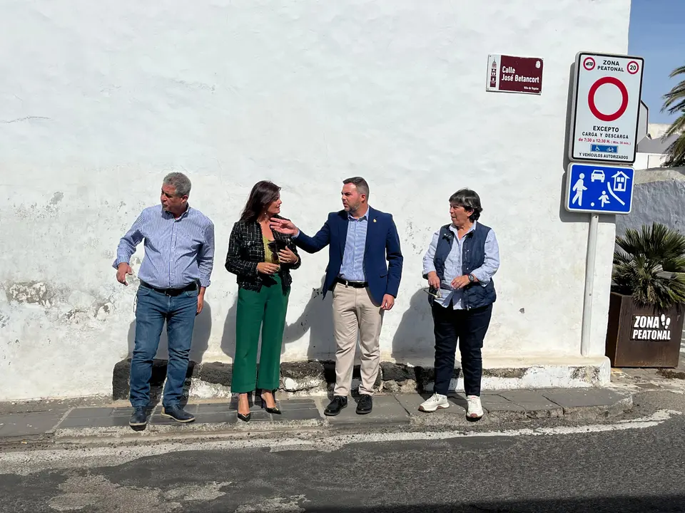 El vicepresidente y consejero de Obras Públicas en su visita a la calle José Betancort.