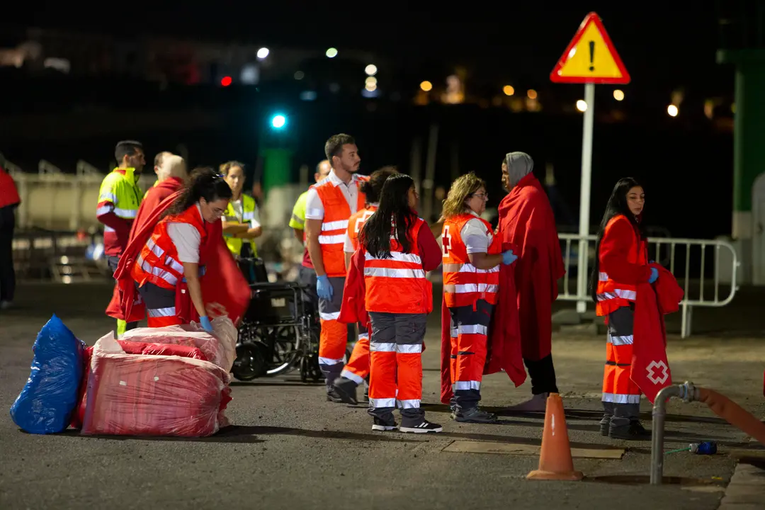 Salvamento Marítimo ha socorrido este jueves por la noche a 30 inmigrantes de origen magrebí localizados a bordo de una patera a 14 kilómetros de la costa de Lanzarote. EFE/Adriel Perdomo.