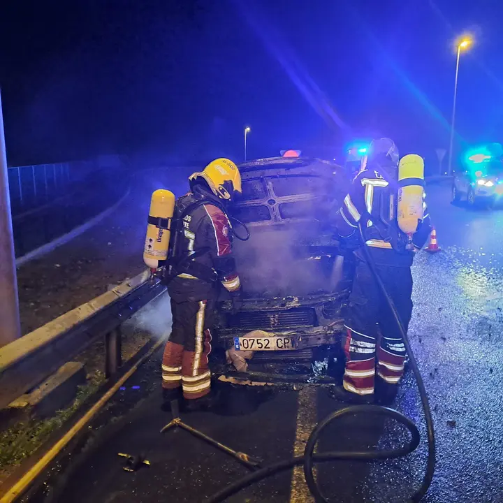 Incendio vehículo rotonda Los Cuarteles