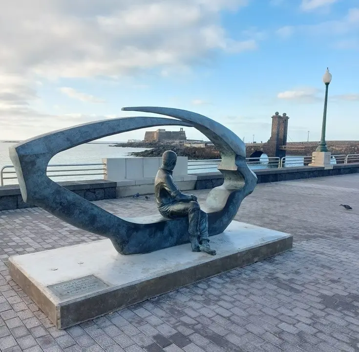 La escultura homenaje a César Manrique vuelve a estar visible , tras los carnavales de Arrecife.